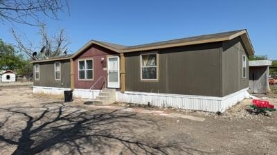 Photo 4 of 16 of home located at 272 W Evelyn St La Pryor, TX 78872