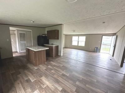 Photo 3 of 9 of home located at 165 Southern Pine Ln Florence, KY 41042