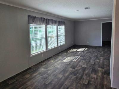 Photo 4 of 14 of home located at 10107 Main St., Site 7 Thonotosassa, FL 33592