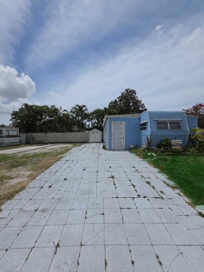Photo 4 of 25 of home located at 6900 Ulmerton Rd Largo, FL 33771