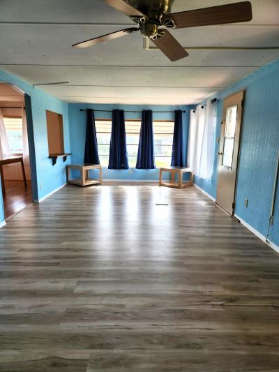 Photo 2 of 20 of home located at 14 Lakeview Dr Palmetto, FL 34221