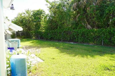 Photo 3 of 22 of home located at 525 NE Sapphire Way Jensen Beach, FL 34957