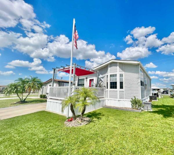 Photo 1 of 2 of home located at 10 Cricle Ridge Lake Placid, FL 33852