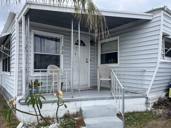 Photo 1 of 2 of home located at 2701 34th Street North, Lot 312 Saint Petersburg, FL 33713