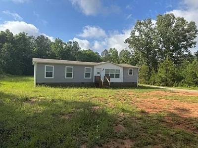 Photo 2 of 27 of home located at 305 Suburban Dr Greenwood, SC 29646