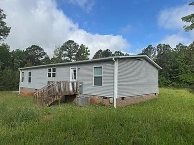 Photo 3 of 27 of home located at 305 Suburban Dr Greenwood, SC 29646