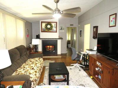 Photo 2 of 38 of home located at 664 Royal Palm Dr. Casselberry, FL 32707