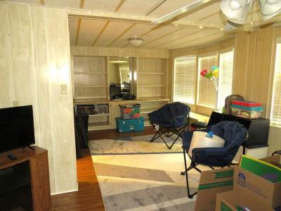 Photo 4 of 38 of home located at 664 Royal Palm Dr. Casselberry, FL 32707