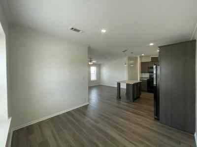 Photo 5 of 20 of home located at 912 Freeport Avenue Venice, FL 34285