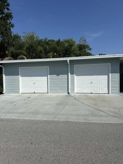 Photo 4 of 35 of home located at 4668 Crestwicke Dr. Lot #419 Lakeland, FL 33801