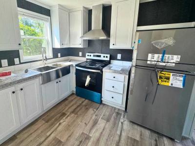 Photo 5 of 15 of home located at 11611 Sir Lawrence Court, Site 35 Thonotosassa, FL 33592