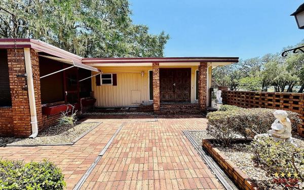Photo 1 of 2 of home located at 5038 University Ave Leesburg, FL 34748