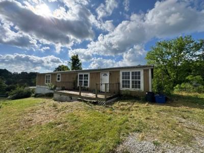 Photo 2 of 14 of home located at 320 Countryside Cir Jacksboro, TN 37757