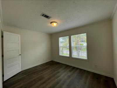 Photo 4 of 21 of home located at 13203 Grape Avenue Grand Island, FL 32735