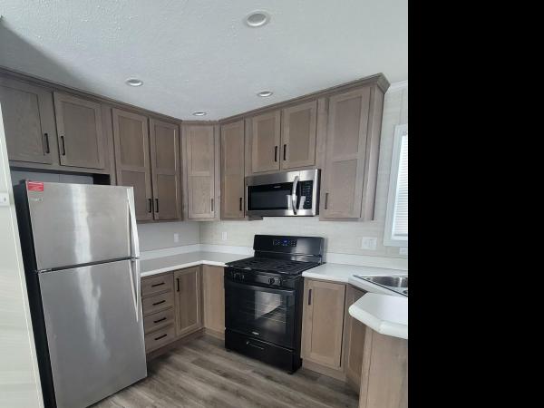 2022 Champion RA1664202 Mobile Home