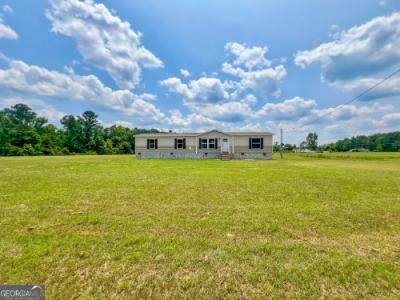 Photo 2 of 27 of home located at 111 Candler Ct Hahira, GA 31632