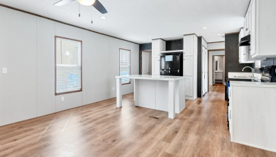 Photo 4 of 7 of home located at 2900 South Interstate Hwy 35 Site 156 Waxahachie, TX 75165
