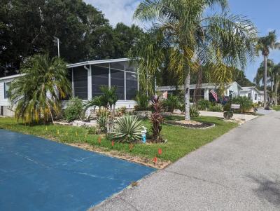 Photo 2 of 23 of home located at 343 Waldorf Dr Auburndale, FL 33823