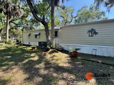 Photo 2 of 48 of home located at 9901 SE Hwy 314 Lot C-11 Silver Springs, FL 34488