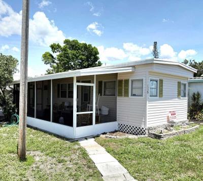 Photo 3 of 18 of home located at 7400 46th Ave N Saint Petersburg, FL 33709