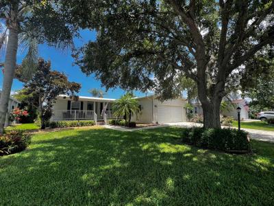 Photo 3 of 4 of home located at 1975 E. Lakeview Drive Sebastian, FL 32958