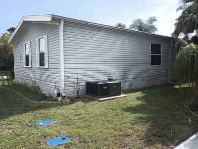 Photo 3 of 19 of home located at 523 Thames Bluff Ridge Fort Pierce, FL 34982