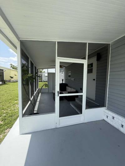 Photo 4 of 34 of home located at 5200 28th Street N Saint Petersburg, FL 33714
