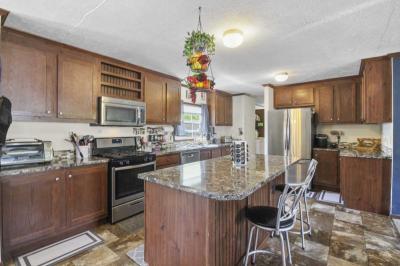 Photo 4 of 20 of home located at 29878 Meadow Gibraltar, MI 48173