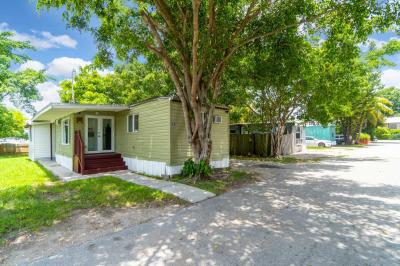 Photo 5 of 29 of home located at 451 SE 8 St Lot 119 Homestead, FL 33030