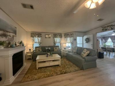 Photo 5 of 20 of home located at 1405 82nd Avenue, Site #226 Vero Beach, FL 32966