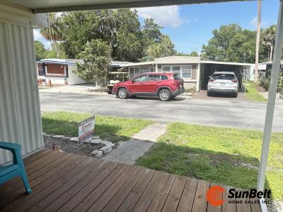 Photo 2 of 15 of home located at 135 Sycamore Drive Tavares, FL 32778