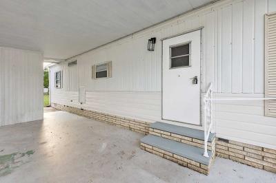 Photo 4 of 29 of home located at 123 Camellia Drive Site #0140 Leesburg, FL 34748