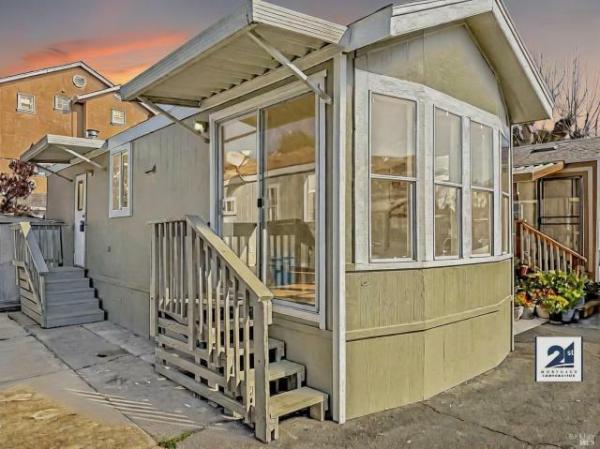 2004 FLEETWOOD Mobile Home For Sale