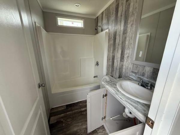 Photo 1 of 2 of home located at Hammond Mobile Homes Llc 42286 E I 55 Service Rd Hammond, LA 70403