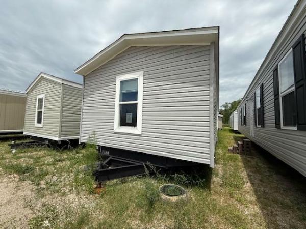 Photo 1 of 2 of home located at Hammond Mobile Homes Llc 42286 E I 55 Service Rd Hammond, LA 70403