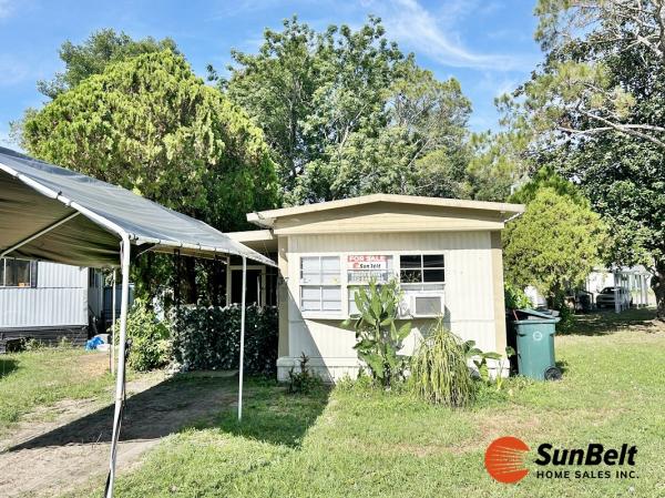 Photo 1 of 2 of home located at 1612 NE 25th Avenue Lot 37 Ocala, FL 34472
