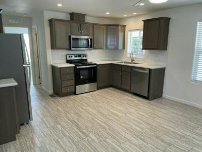 Photo 4 of 11 of home located at 10701 N. 99th Ave. #8 Peoria, AZ 85345