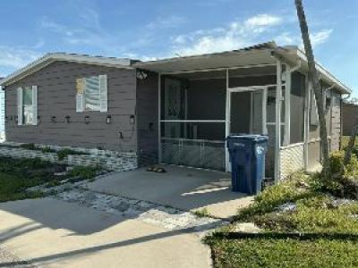 Photo 4 of 13 of home located at 1038 46th Ave E Bradenton, FL 34203