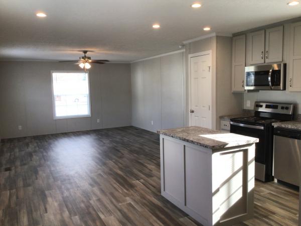 2021 Champion RA1670209 Mobile Home