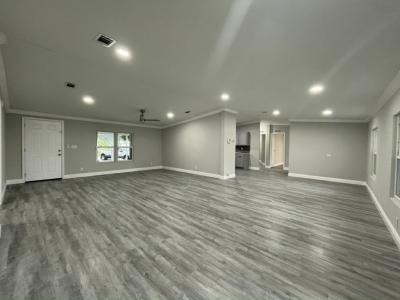 Photo 5 of 20 of home located at 1405 82nd Avenue, Site #196 Vero Beach, FL 32966