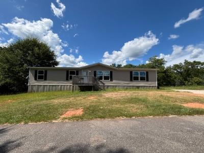 Mobile Home at 812 Schuessler St Roanoke, AL 36274