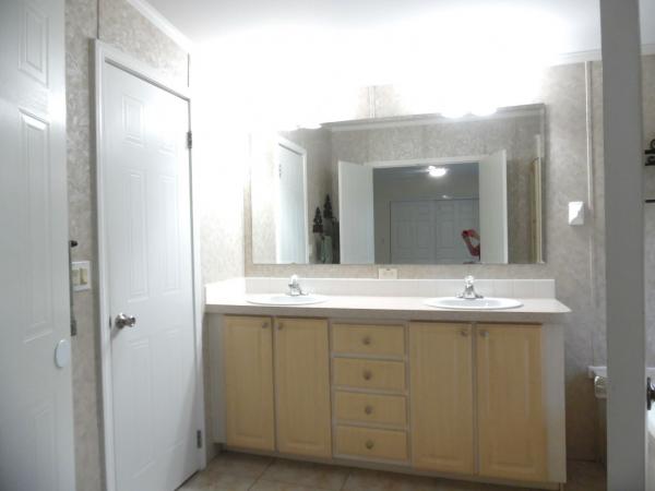 2005 Homes of Merit T17205 Mobile Home