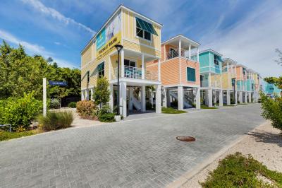 Photo 2 of 15 of home located at 102 Waters Way Islamorada, FL 33036