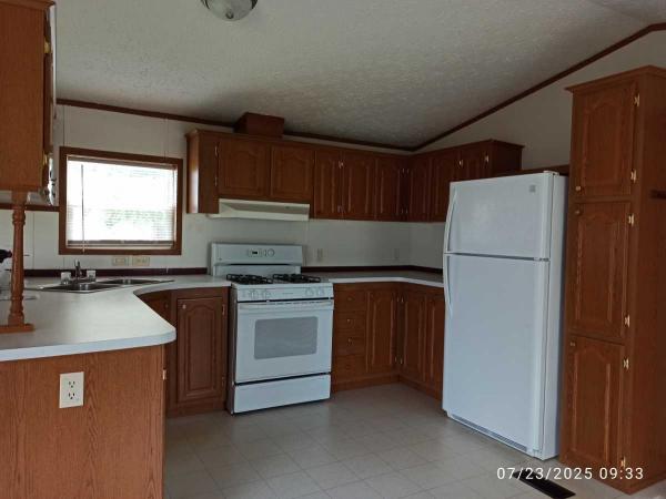 2000 Holly Park Manufactured Home