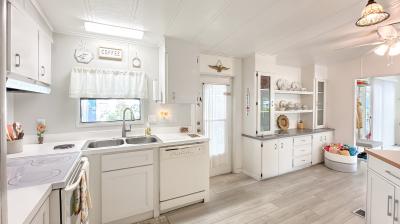 Photo 5 of 18 of home located at 121 Magnolia Dr Lady Lake, FL 32159