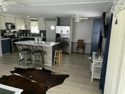 Photo 2 of 20 of home located at 932 Siesta Drive (Site 1479) Ellenton, FL 34222