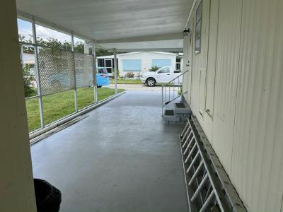 Photo 5 of 20 of home located at 932 Siesta Drive (Site 1479) Ellenton, FL 34222