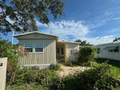 Photo 4 of 8 of home located at 508 44th Ave. E. Lot C-08 Bradenton, FL 34203