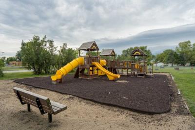 Photo 4 of 5 of home located at 226 Kingsway Dr North Mankato, MN 56003