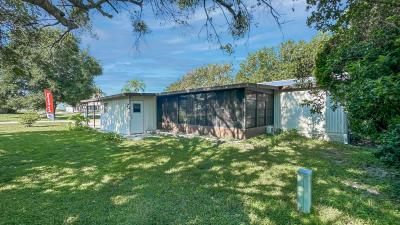 Photo 3 of 18 of home located at 311 Grimes Dr Lady Lake, FL 32159